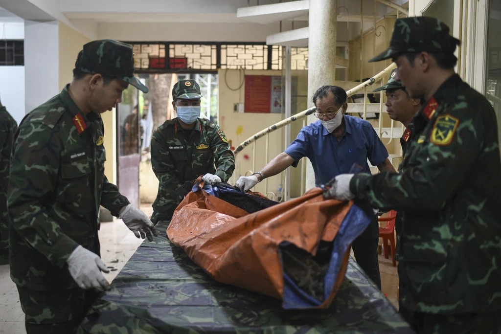 Người đọc từng mảnh hài cốt