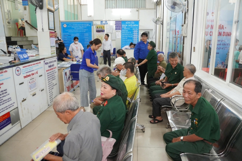 Ấm áp nghĩa tình tri ân và chăm sóc sức khoẻ cựu chiến binh phường Minh Phụng