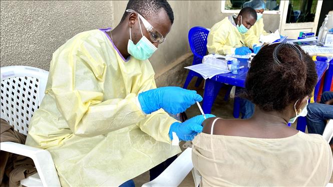 Dịch Ebola Bắt đầu thử nghiệm vaccine phòng chủng Bundibugyo trên người