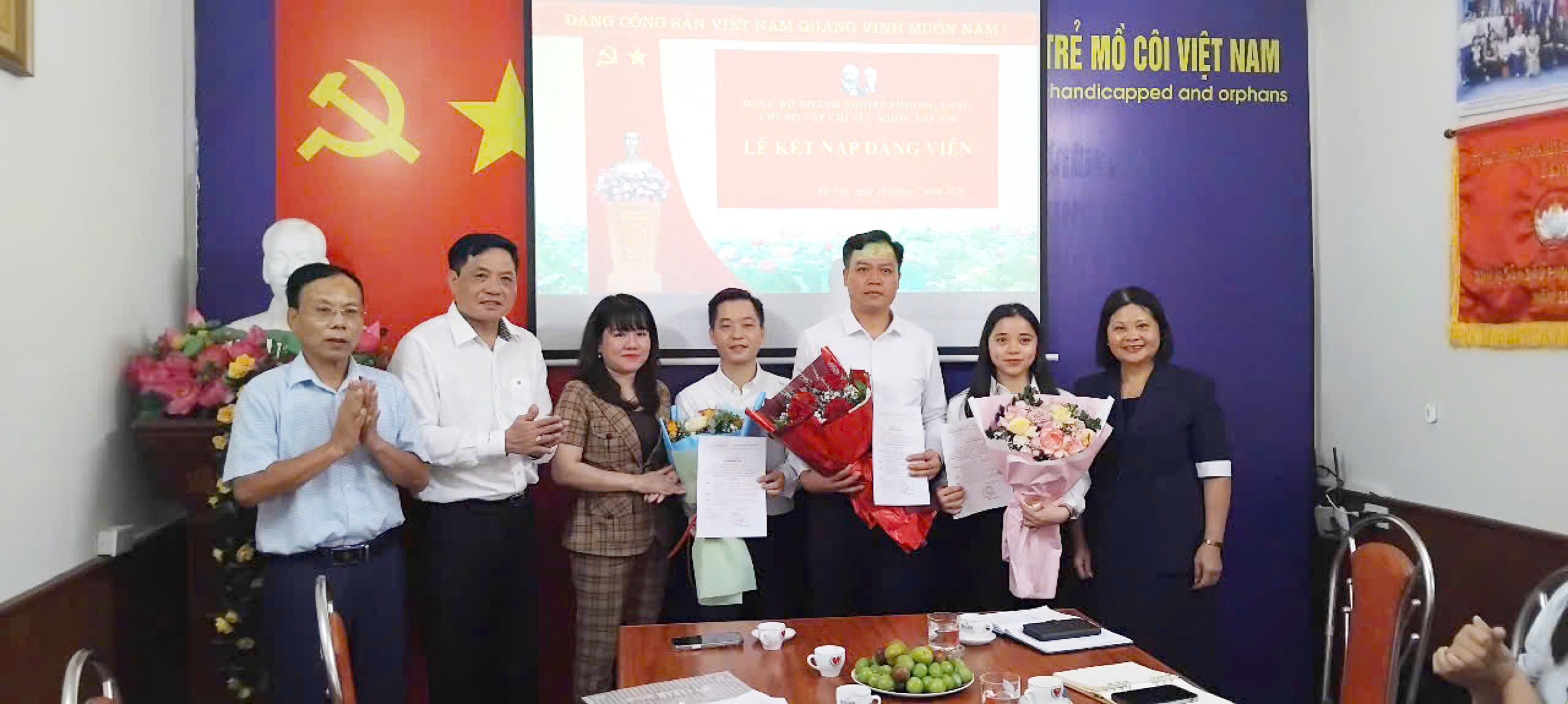 Chi bộ Tạp chí Sức khỏe Trẻ em tổ chức kết nạp đảng viên mới