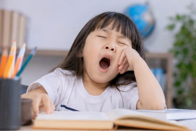 Trẻ thiếu ngủ không chỉ mệt mỏi, con còn dễ cáu gắt, khó tập trung