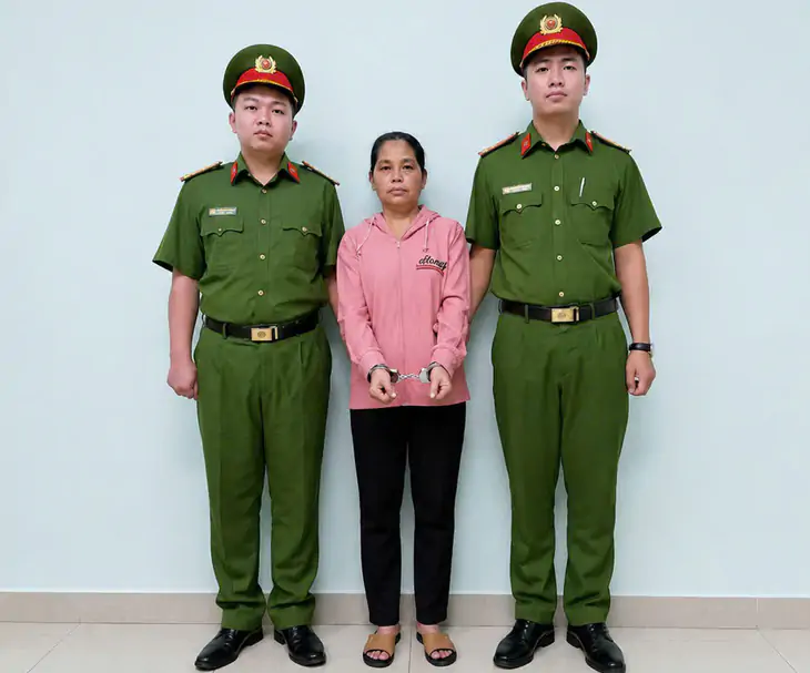 Bắt khẩn cấp bảo mẫu dùng dây thun bắn vào chân 2 trẻ