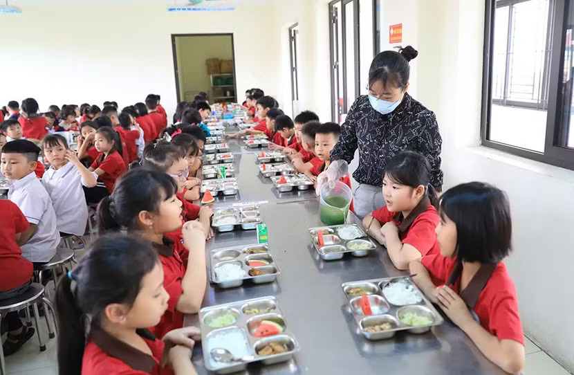 Hà Nội chỉ đạo hỗ trợ tiền ăn cho học sinh tiểu học, phê duyệt mô hình tổ chức bữa ăn bán trú