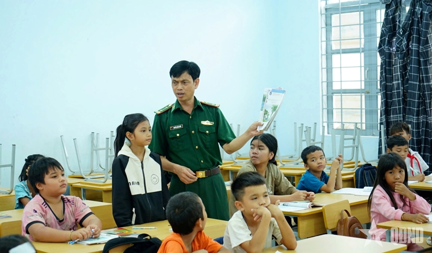 Lớp học hè của các thầy giáo quân hàm xanh