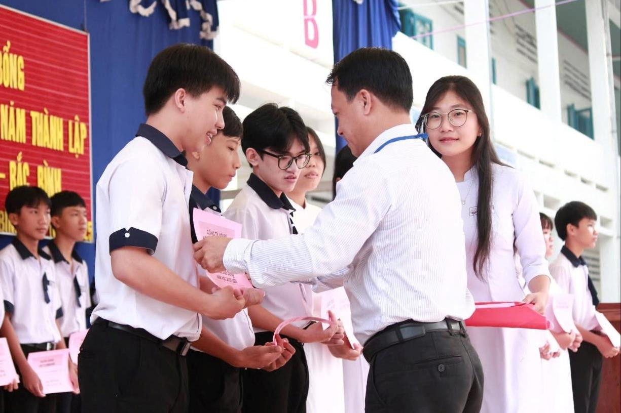 Chung một tấm lòng, hỗ trợ học sinh nghèo đến trường