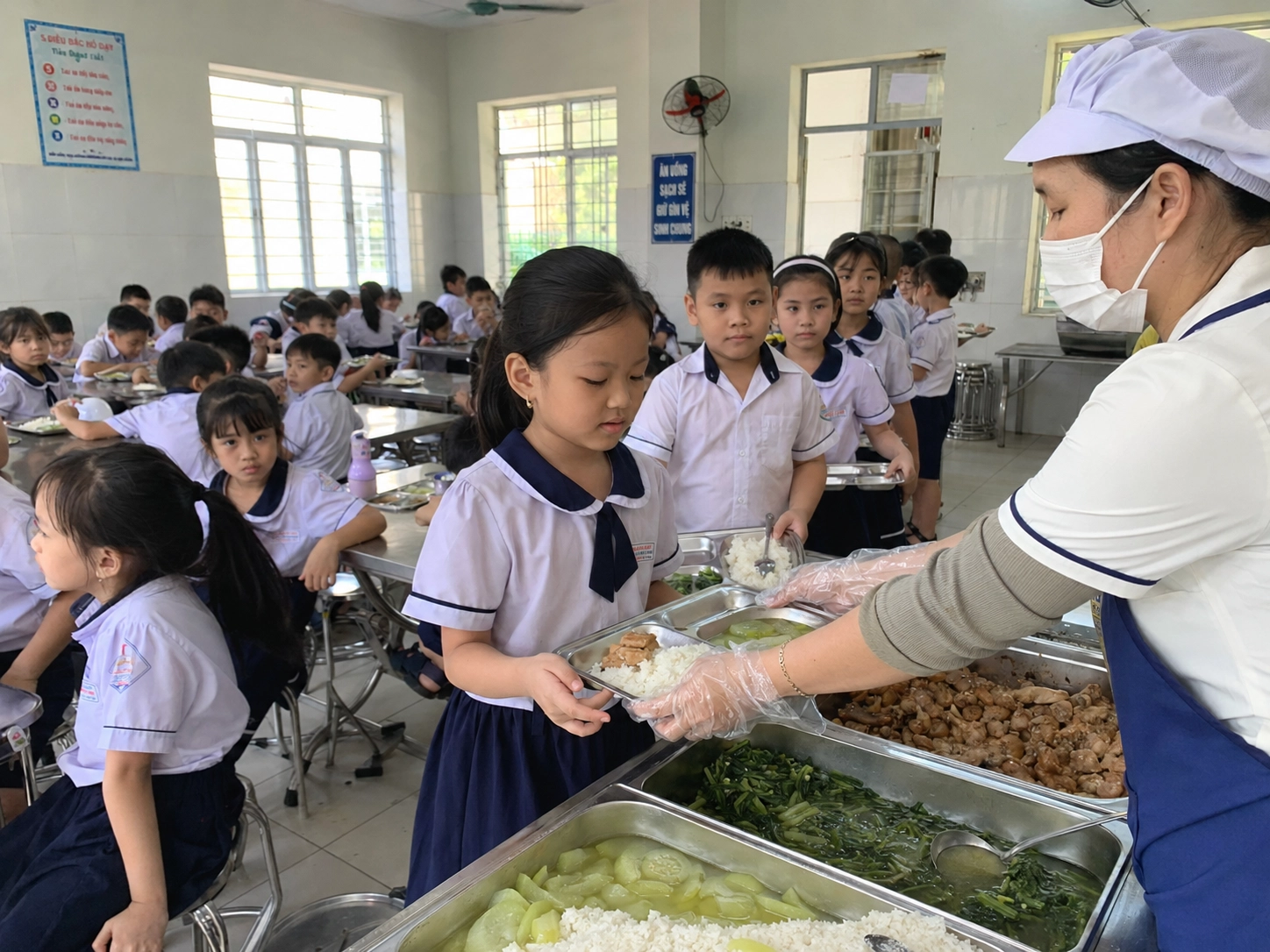 Hà Nội siết chất lượng bữa ăn bán trú, bảo đảm đủ dinh dưỡng và an toàn cho học sinh tiểu học