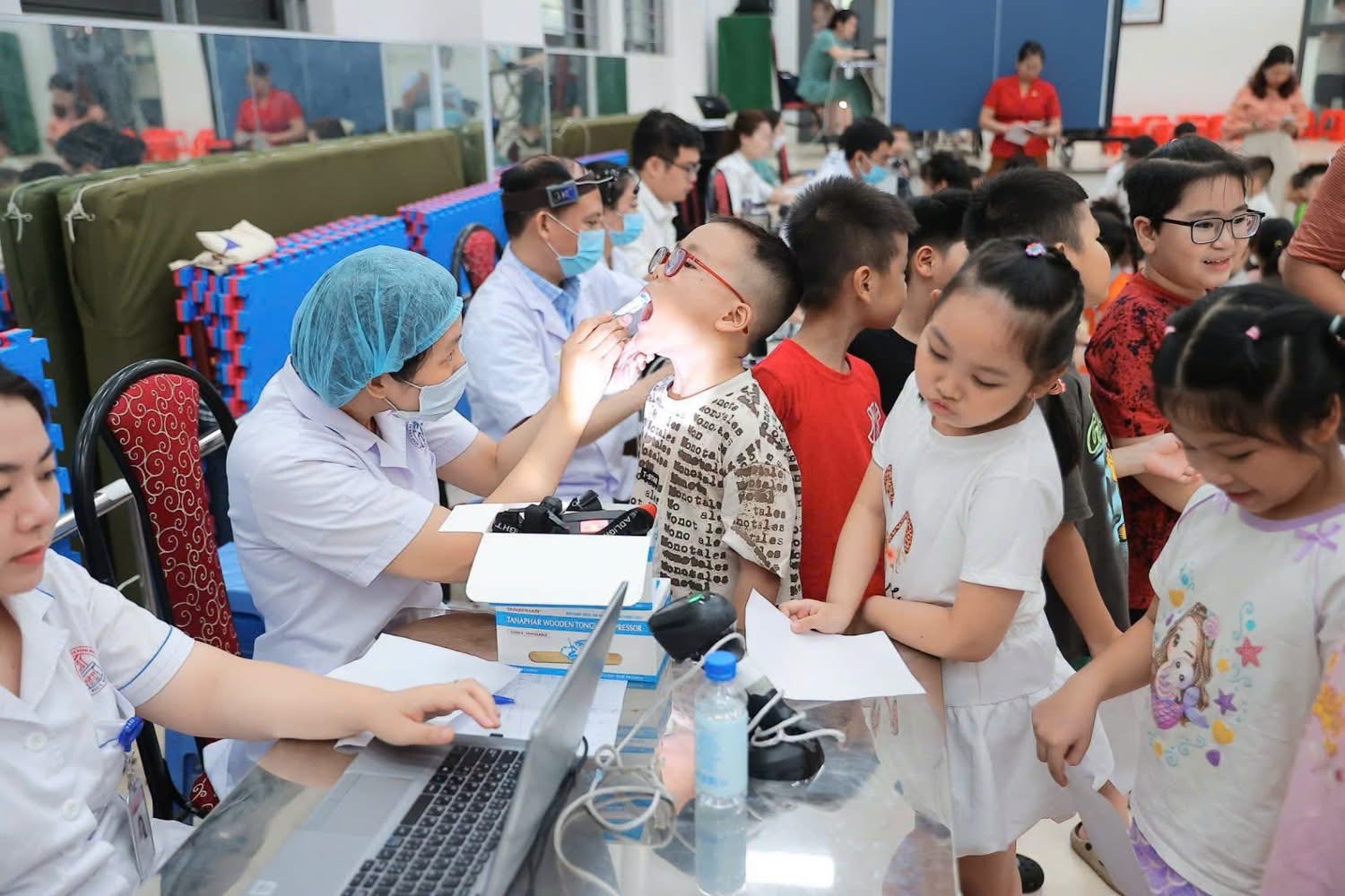Bệnh viện Đa khoa Xanh Pôn khám sức khỏe miễn phí cho gần 16 000 học sinh