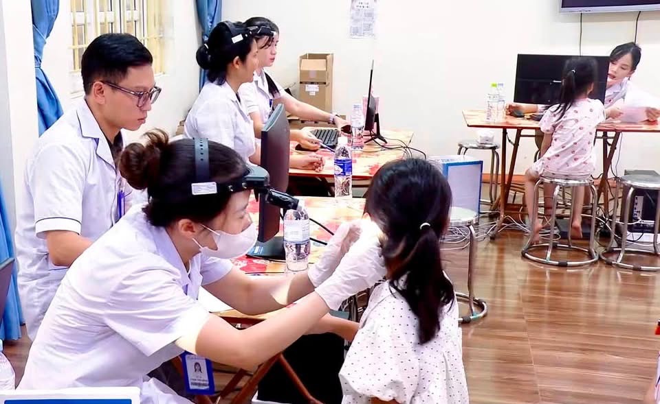 Khám sức khỏe miễn phí cho trẻ em, học sinh xã Ứng Hòa