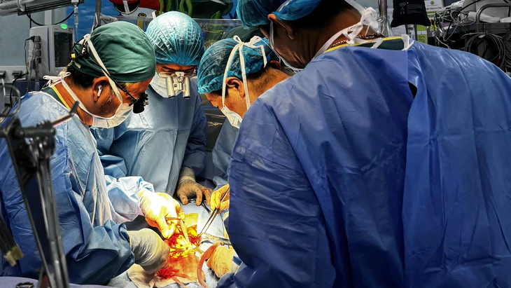 Bé trai vỡ tinh hoàn do bị đá, bác sĩ cảnh báo gì