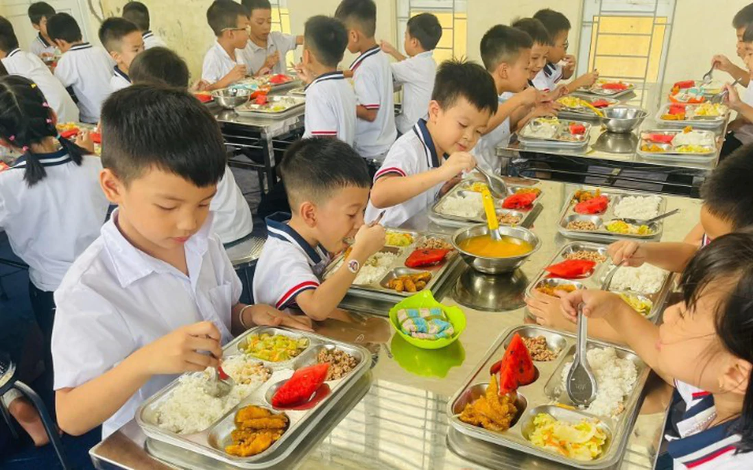 Công khai hình ảnh khay ăn thực tế của học sinh để phụ huynh giám sát Minh bạch để tạo ra niềm tin