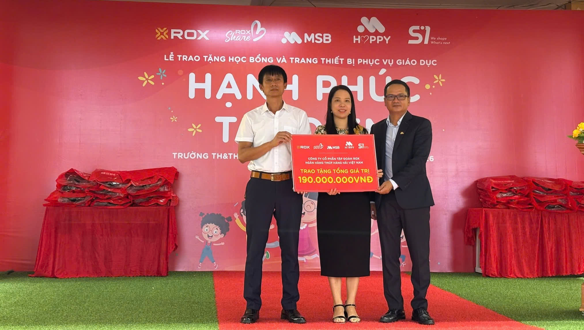 ROX Share cùng em tới trường, viết tiếp ước mơ