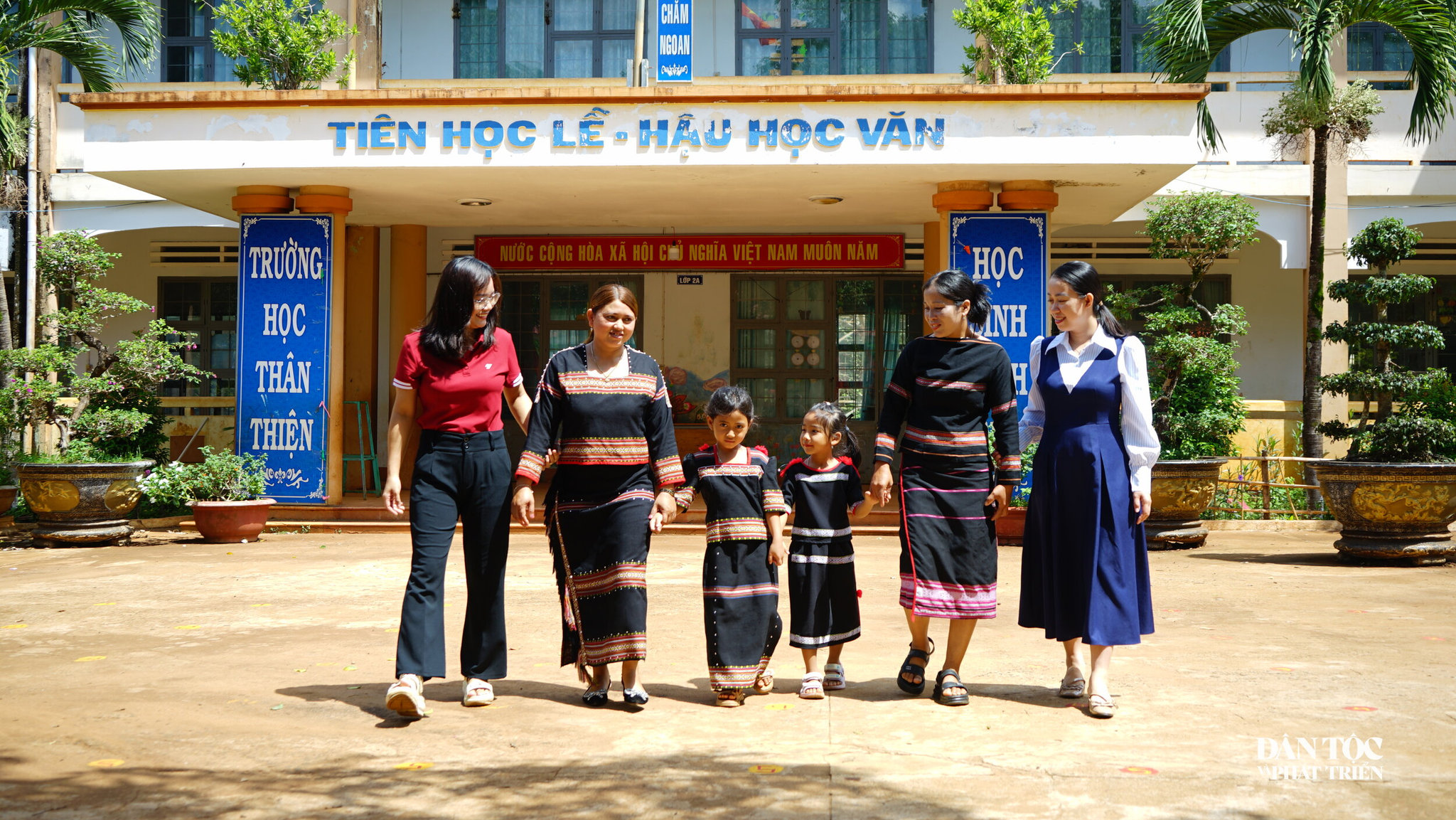 Thầy cô “bám làng”, bộ đội “bám biên” đưa học trò đến lớp