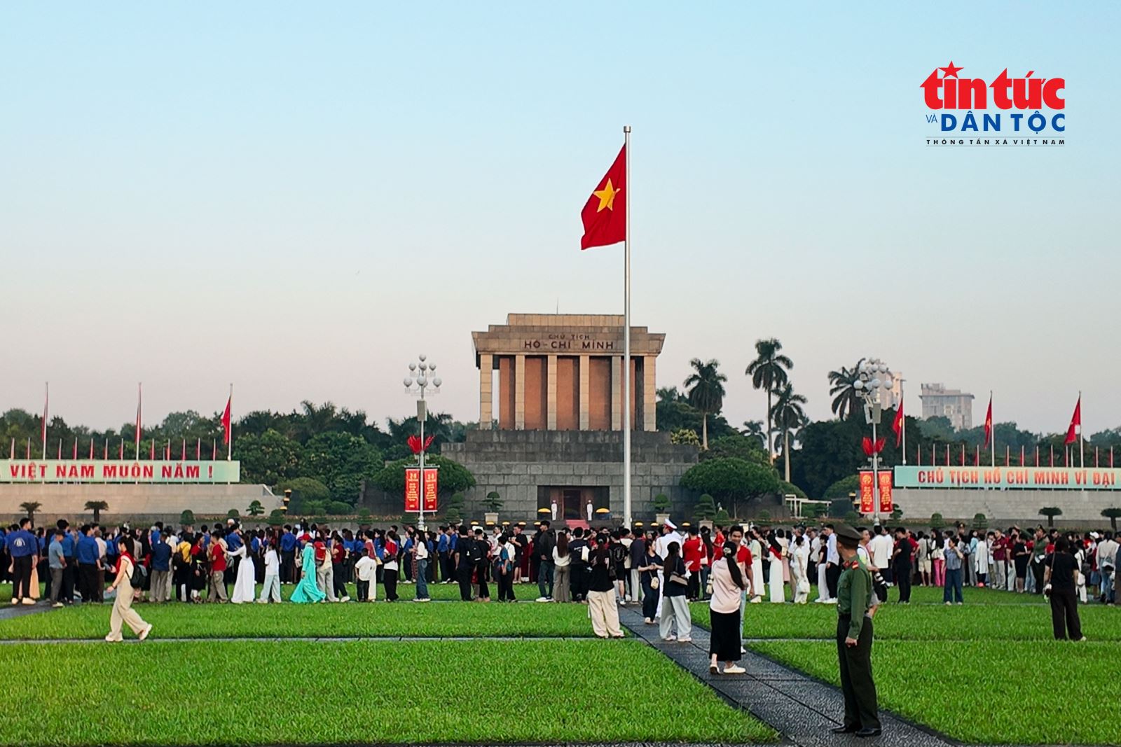 Trào dâng lòng yêu nước trong lễ chào cờ đặc biệt sáng 2 9
