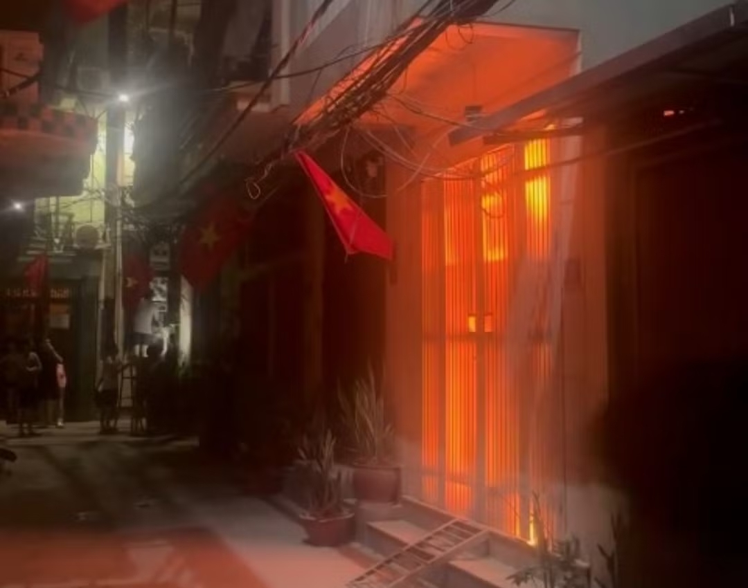 Cứu 3 người bị mắc kẹt trong vụ cháy nhà dân ở Hà Nội
