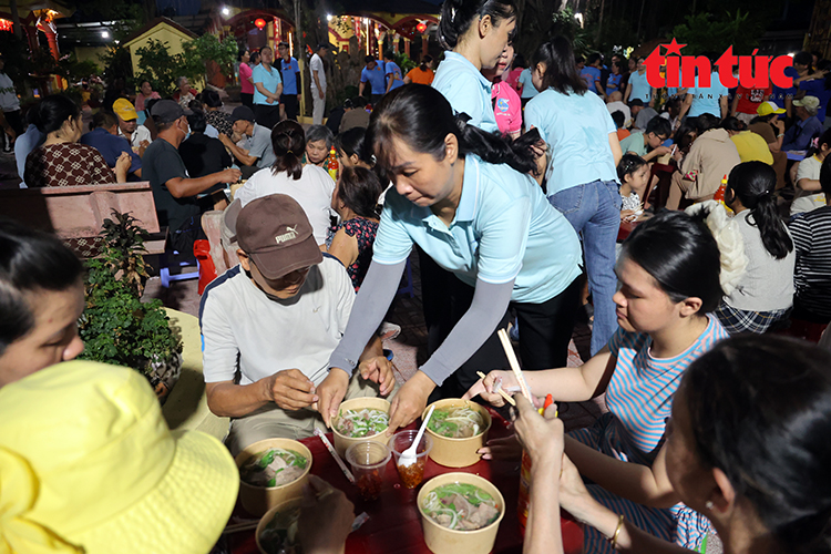 Những chàng trai trẻ giữ lửa tiệm mì 0 đồng ở TP Hồ Chí Minh