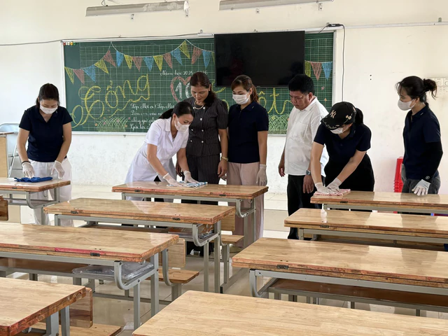 Trước ngày khai giảng, các trường học ở Hà Nội chặn dịch bệnh ngay từ cửa lớp