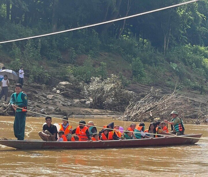 Cảm động cảnh chèo thuyền vượt lũ dữ, đưa học sinh đi khai giảng ở Nghệ An