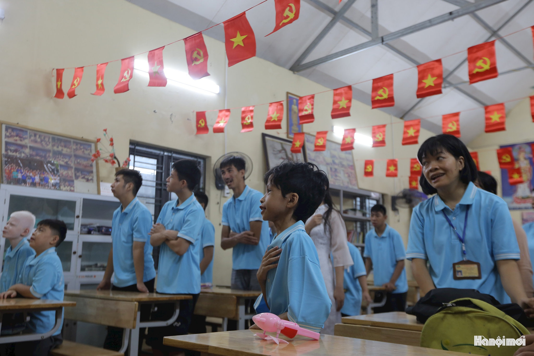 Xúc động lễ khai giảng của những vầng trăng khuyết nơi ngoại thành Hà Nội