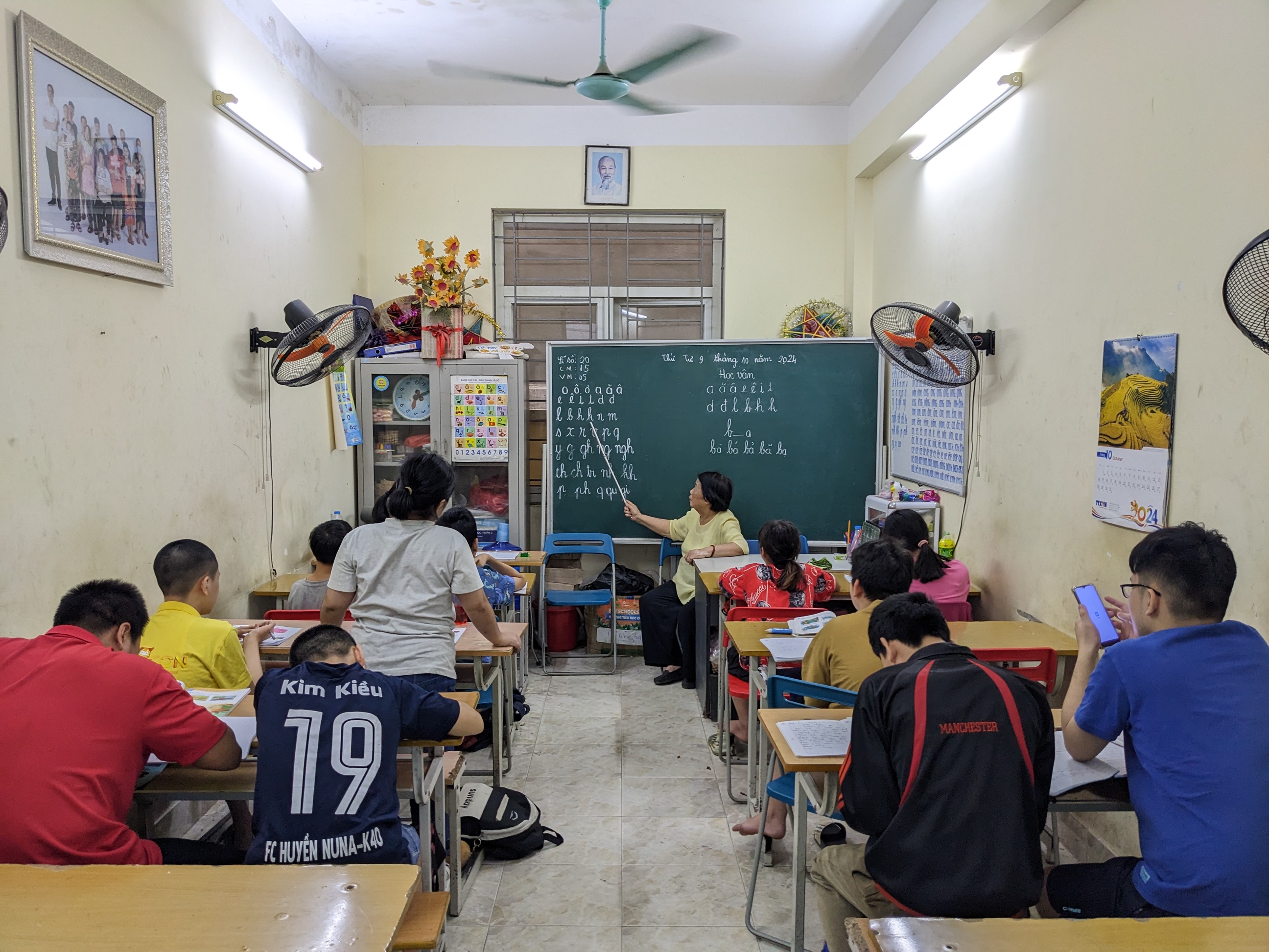 Lớp học tràn đầy tình thương của bà giáo già
