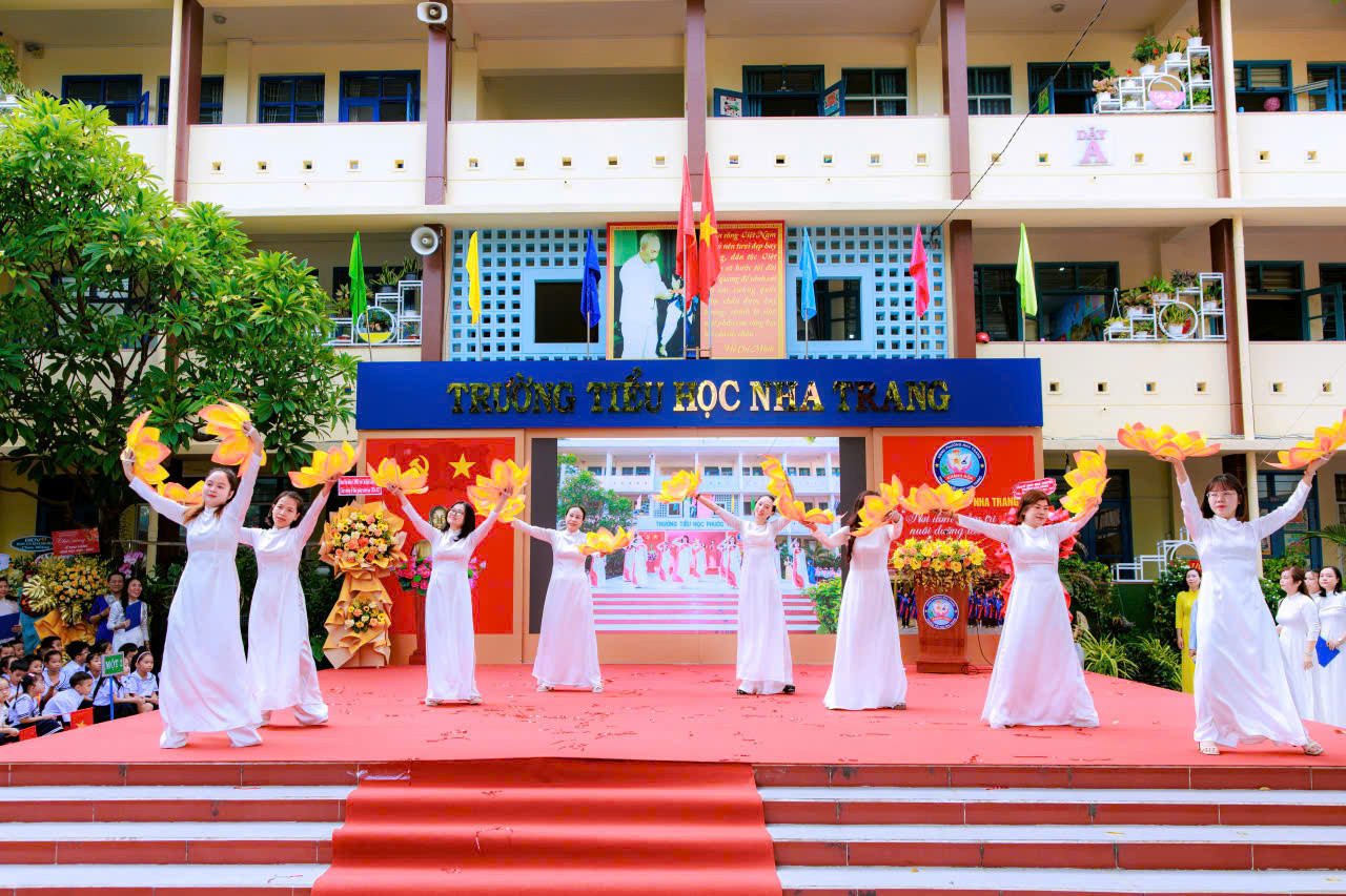 Việt Nam có siêu trường hơn 10 500 học sinh, 287 lớp học và 13 Phó Hiệu trưởng