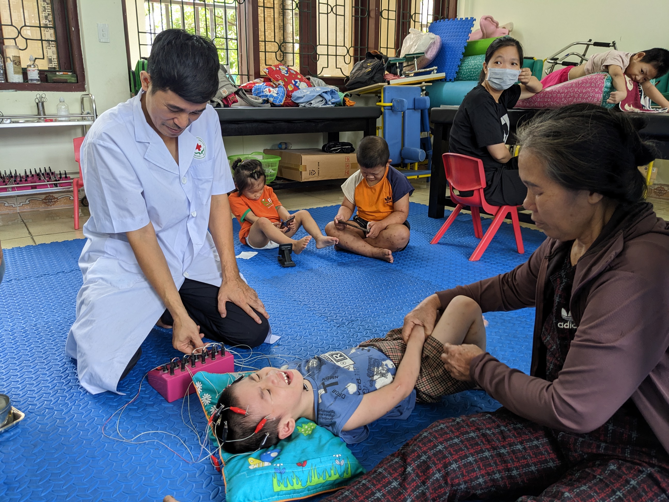 Điều trị y học cổ truyền cho trẻ khuyết tật đặc biệt “Ít tốn kém, hiệu quả tuyệt vời ”