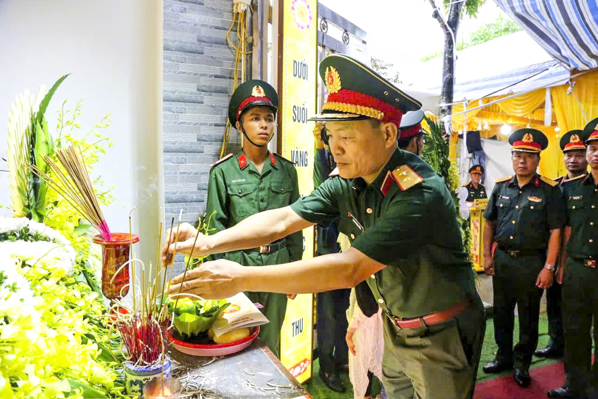 Tiễn biệt Trung tá Trần Văn Tùng hy sinh khi cứu người trên sông