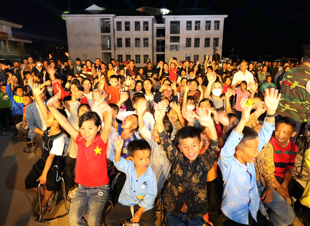 Mang Trung thu đến với trẻ em Na Ngoi