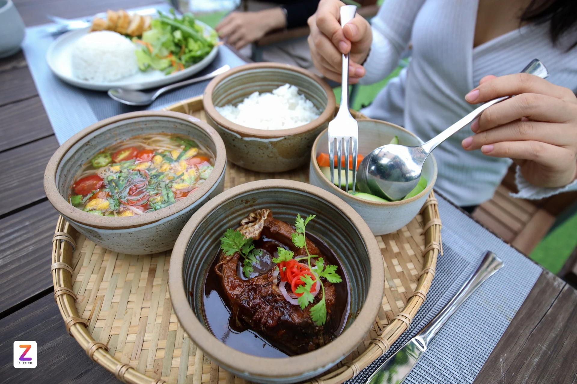 Bát cơm để lại một thành phố