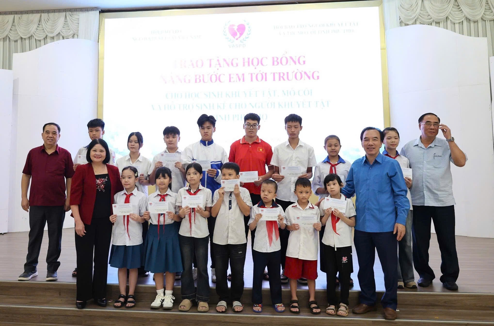 Trao tặng quà học bổng cho trẻ em hiếu học và hỗ trợ sinh kế cho người khuyết tật tại Phú Thọ