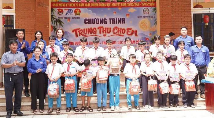 Đà Nẵng Chương trình Trung thu cho em đến với học sinh vùng biên giới