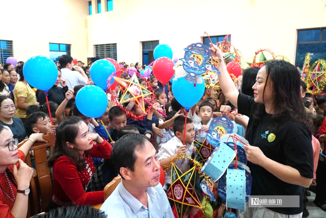 Những người làm báo xứ Nghệ mang trung thu đến sớm cho trẻ em vùng biên