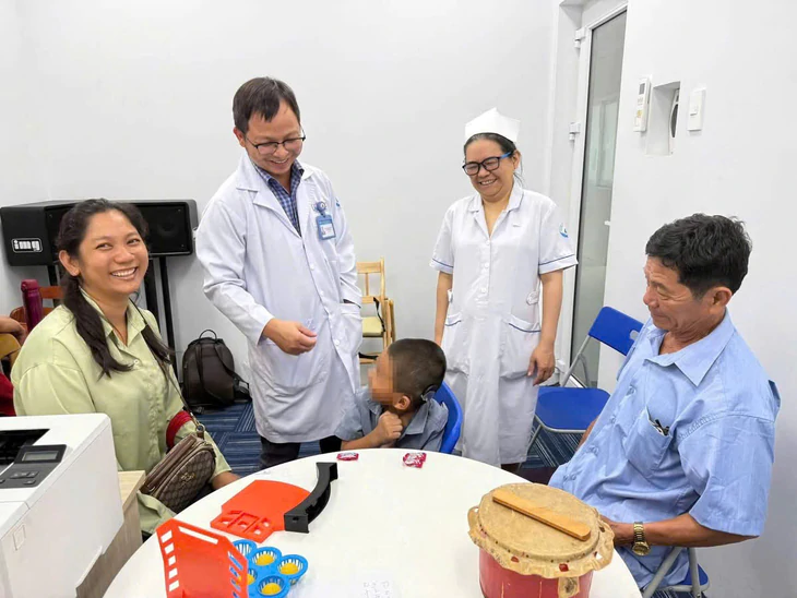 Em bé Campuchia lần đầu nghe thấy âm thanh cuộc sống nhờ bác sĩ Việt Nam