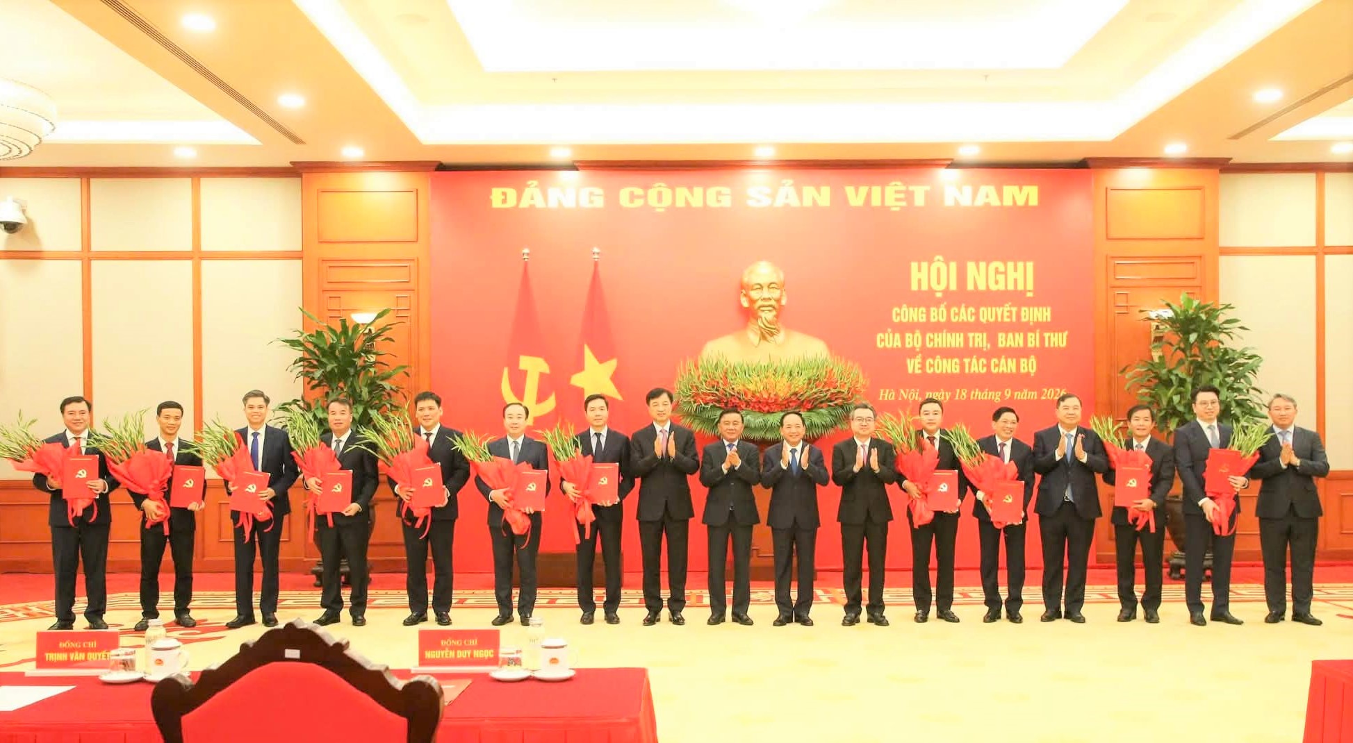 Công bố và trao các quyết định của Bộ Chính trị, Ban Bí thư về công tác cán bộ
