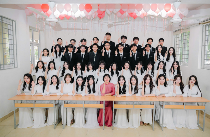Một lớp có 17 học sinh giành suất du học 4 châu lục, 18 em đạt IELTS từ 8 0