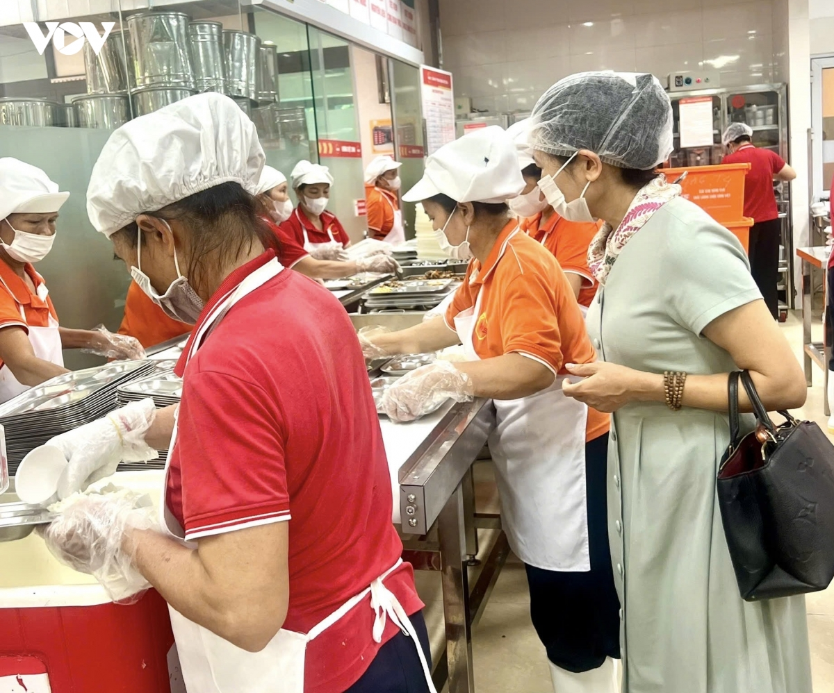 Trường học cần làm gì để bữa ăn bán trú không trở thành nỗi lo