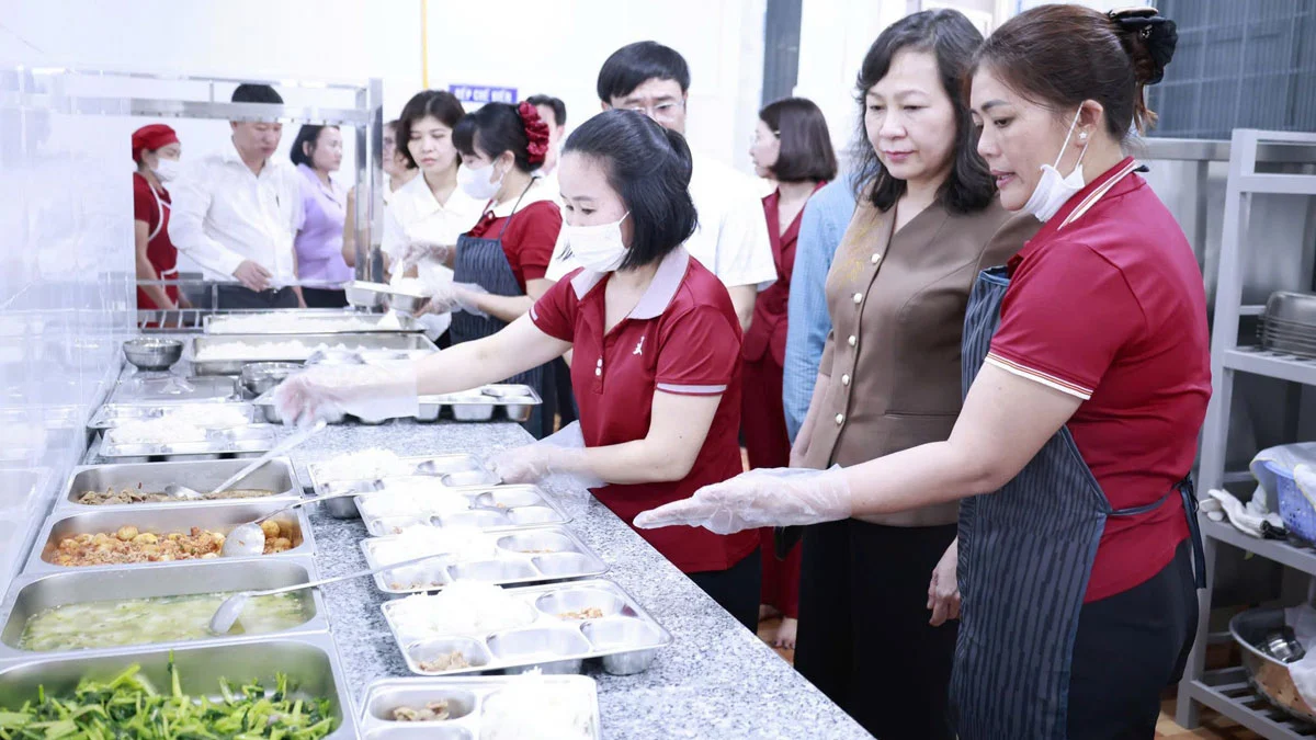Suất ăn bán trú cho học sinh Từ lựa chọn mô hình đến quản trị trách nhiệm