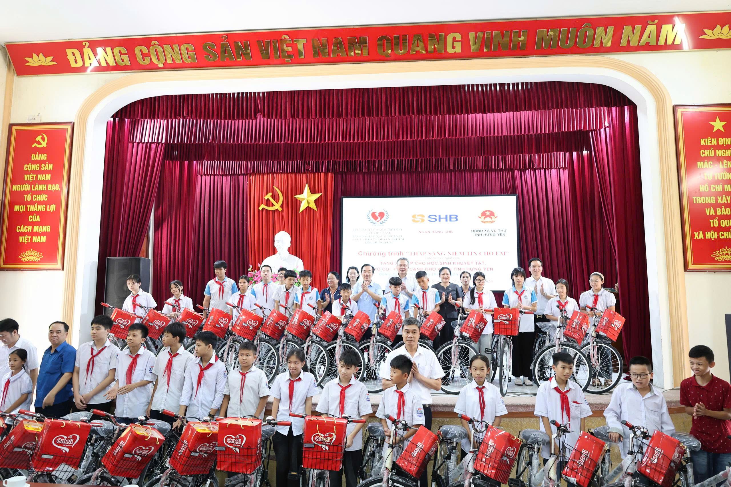 Trao tặng xe đạp tiếp sức cho các em học sinh khó khăn tại Hưng Yên
