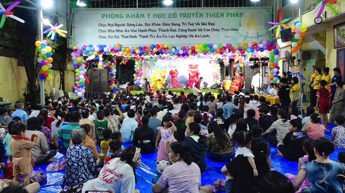 TP HCM Chùa Pháp Tạng tổ chức “Đêm hội Trăng rằm” và trao học bổng cho các em học sinh có hoàn cảnh khó khăn