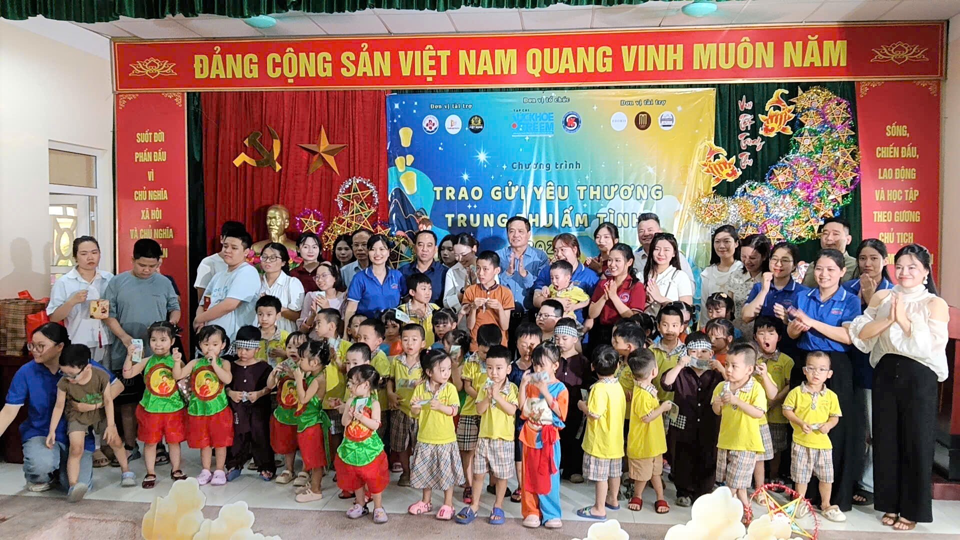 Trao tặng quà và mang niềm vui Trăng Rằm cho trẻ em khuyết tật Trung tâm Tia Nắng Nhỏ