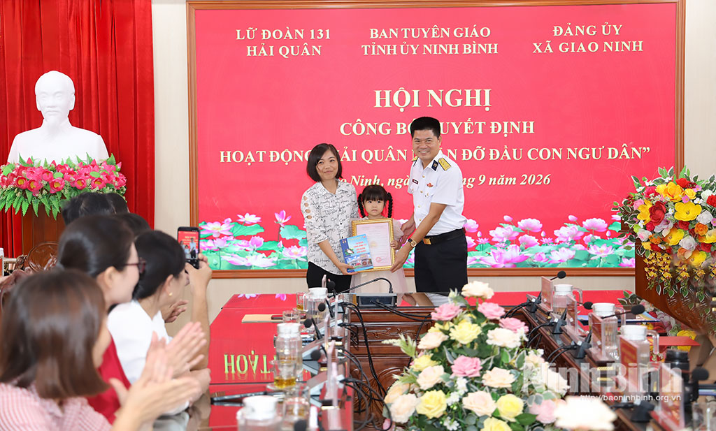 Lữ đoàn 131 Hải quân nhận đỡ đầu con ngư dân có hoàn cảnh khó khăn