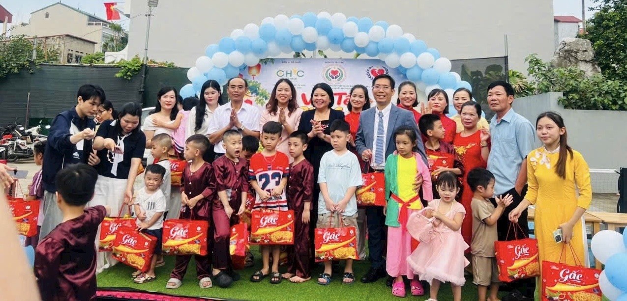 Hội Bảo trợ người khuyết tật Việt Nam sẻ chia yêu thương với trẻ em khuyết tật