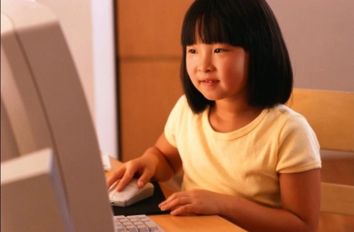 Lướt mạng xã hội gây tác hại cho não trẻ em ngang với thuốc lá