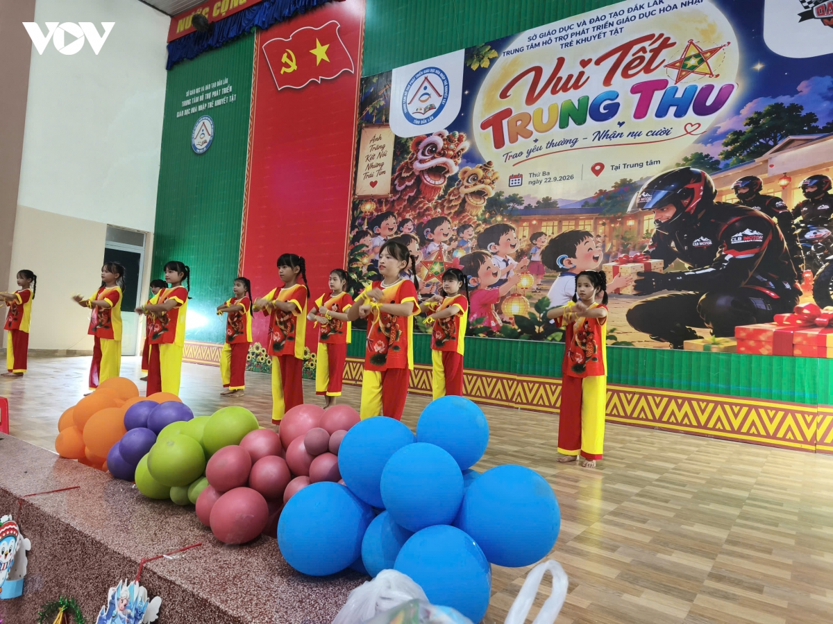 Chắp cánh niềm vui Trung thu cho trẻ khuyết tật tại Đắk Lắk