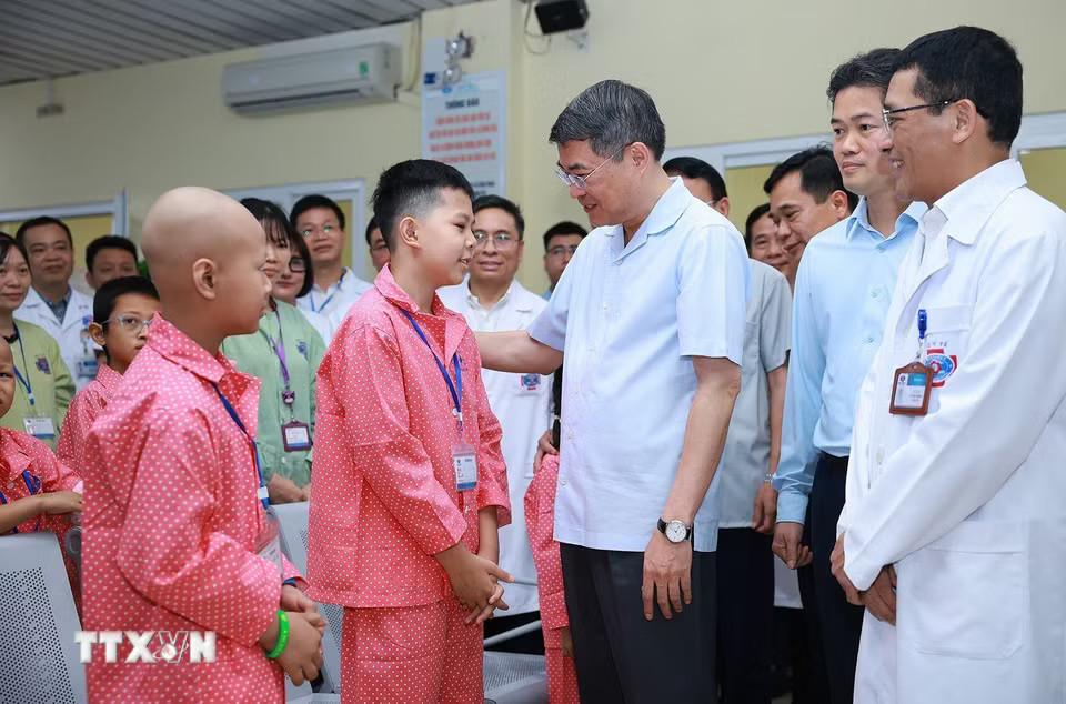 Thủ tướng Lê Minh Hưng thăm hỏi, tặng quà bệnh nhi tại Bệnh viện K