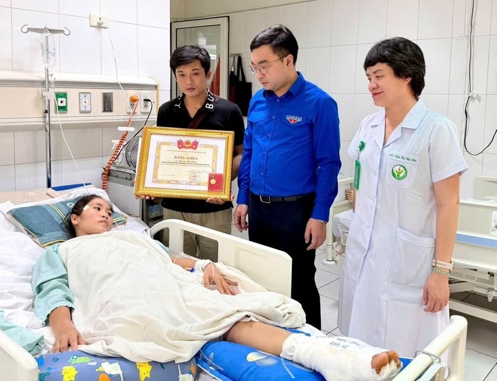 Cô giáo bị xe tải cán khi cứu học sinh được trao Huy hiệu Tuổi trẻ dũng cảm