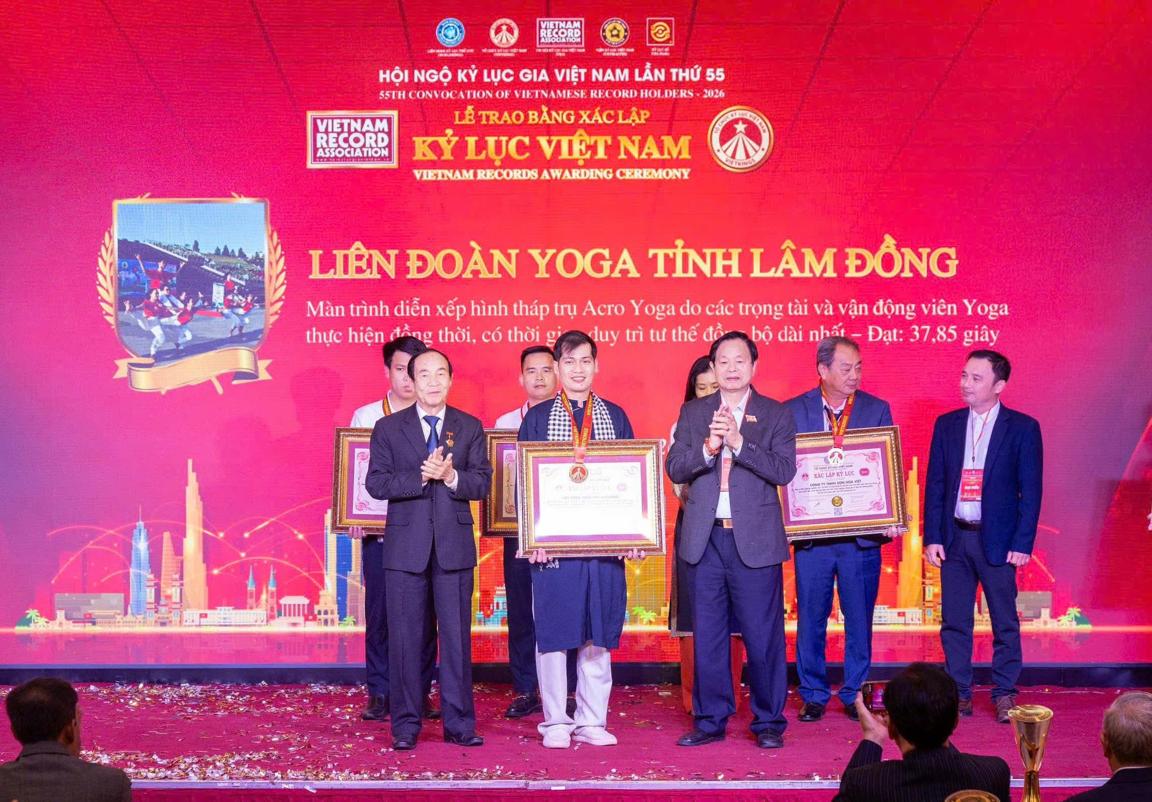 Liên đoàn Yoga tỉnh Lâm Đồng đón nhận 2 Kỷ lục Việt Nam – Dấu ấn tự hào từ Giải Cúp các Câu lạc bộ Yoga lần thứ I năm 2026