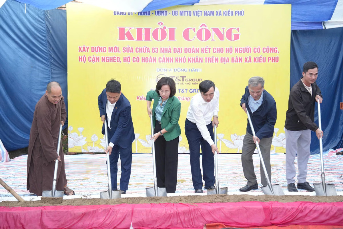 Hướng tới Tháng cao điểm vì người nghèo Thắp lên hy vọng từ những ngôi nhà đại đoàn kết