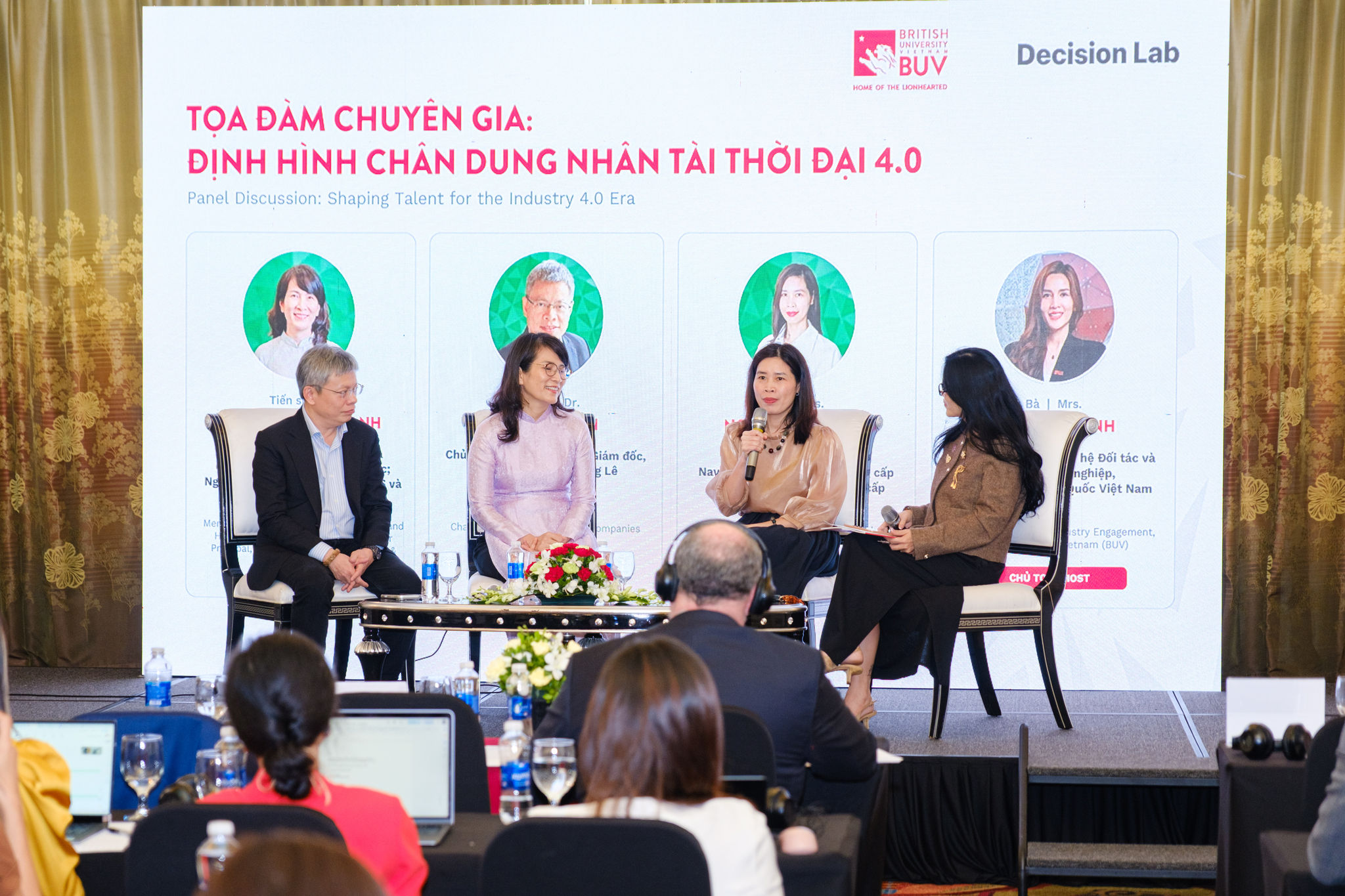 Cử nhân mới ra trường thiếu hụt kỹ năng khi không được cầm tay chỉ việc
