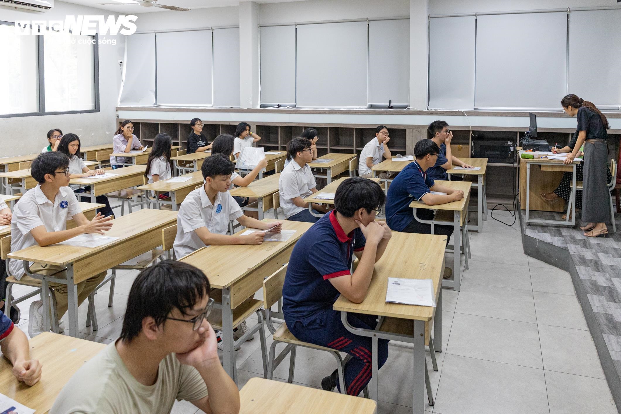 Chính phủ yêu cầu bảo đảm học sinh không đỗ lớp 10 công lập vẫn được đi học