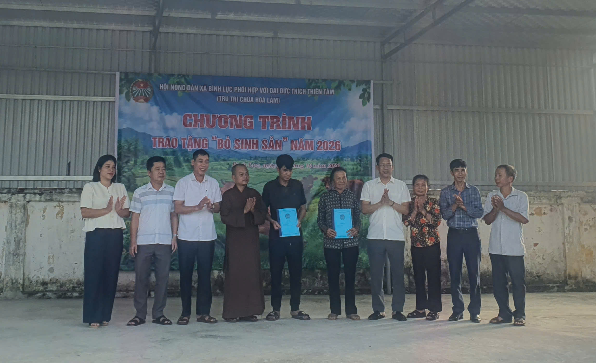 Ninh Bình Hội Nông dân xã Bình Lục trao tặng bò sinh sản cho hội viên có hoàn cảnh khó